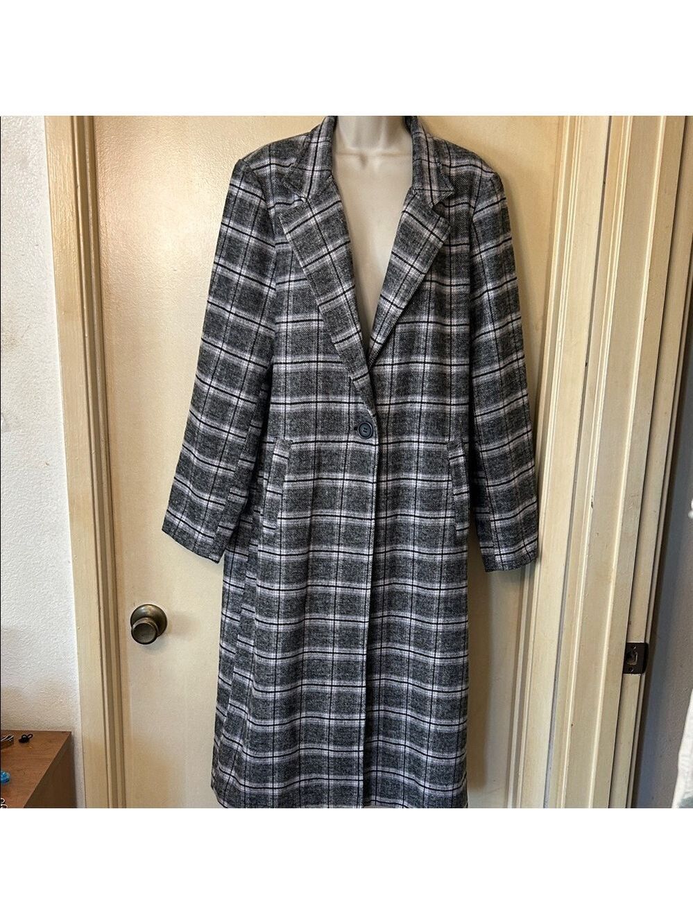 Evereve Black Gray and White Plaid Trench Coat size M
